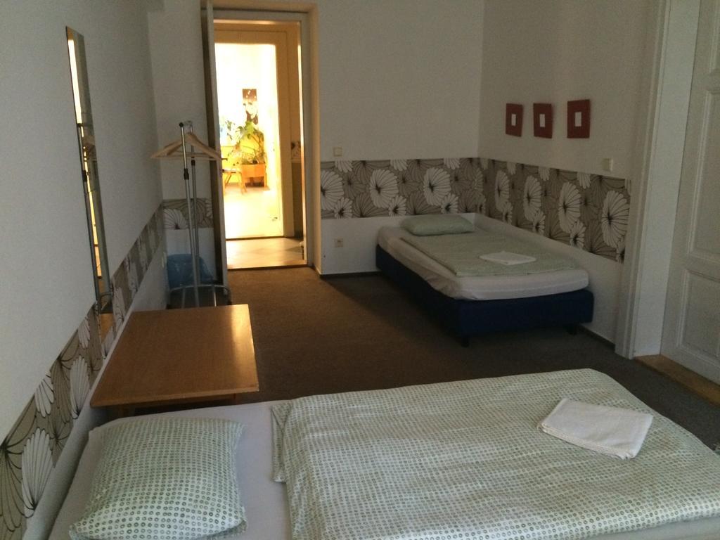 Charles Square Hostel Praha Bagian luar foto