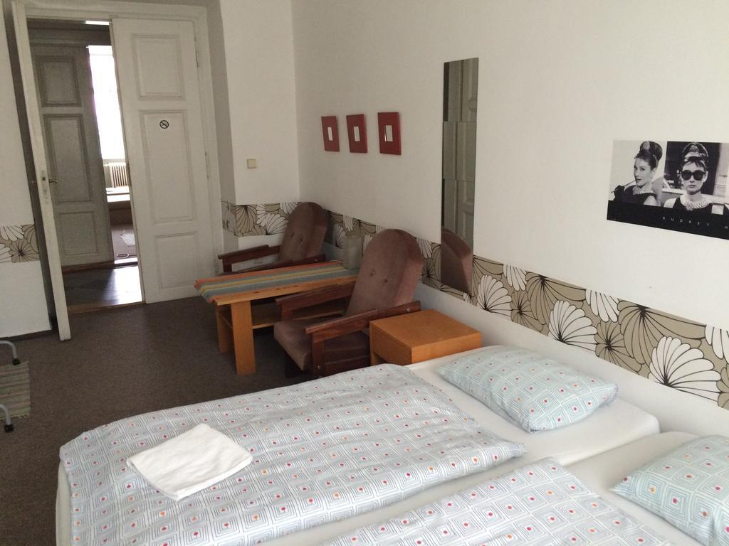 Charles Square Hostel Praha Bagian luar foto