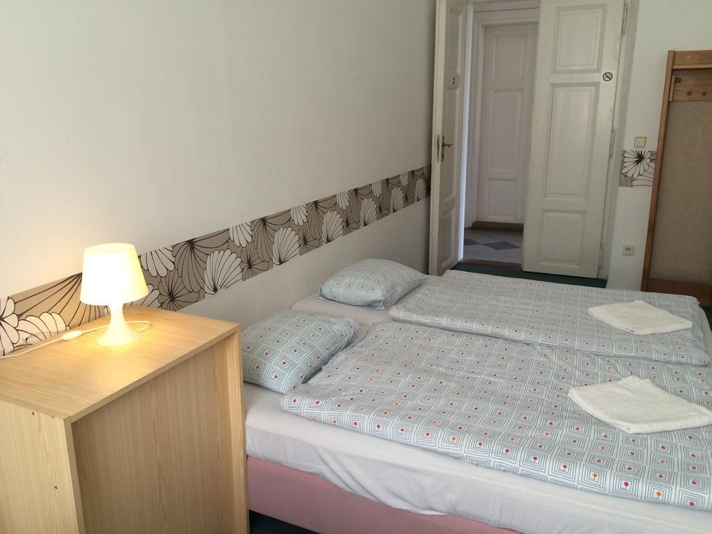 Charles Square Hostel Praha Bagian luar foto