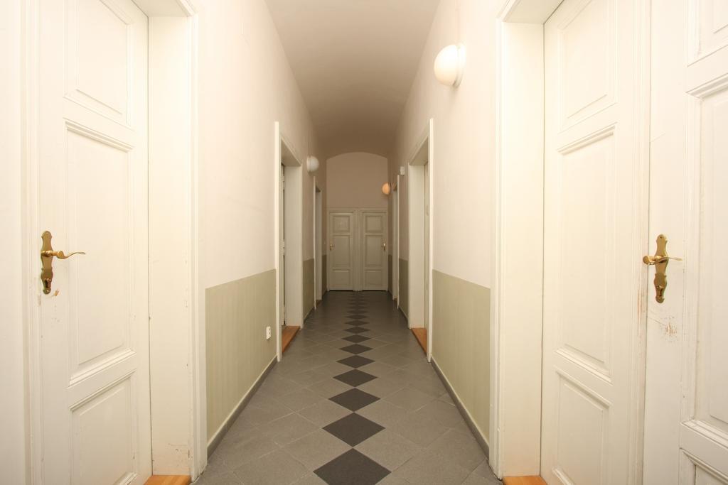 Charles Square Hostel Praha Bagian luar foto